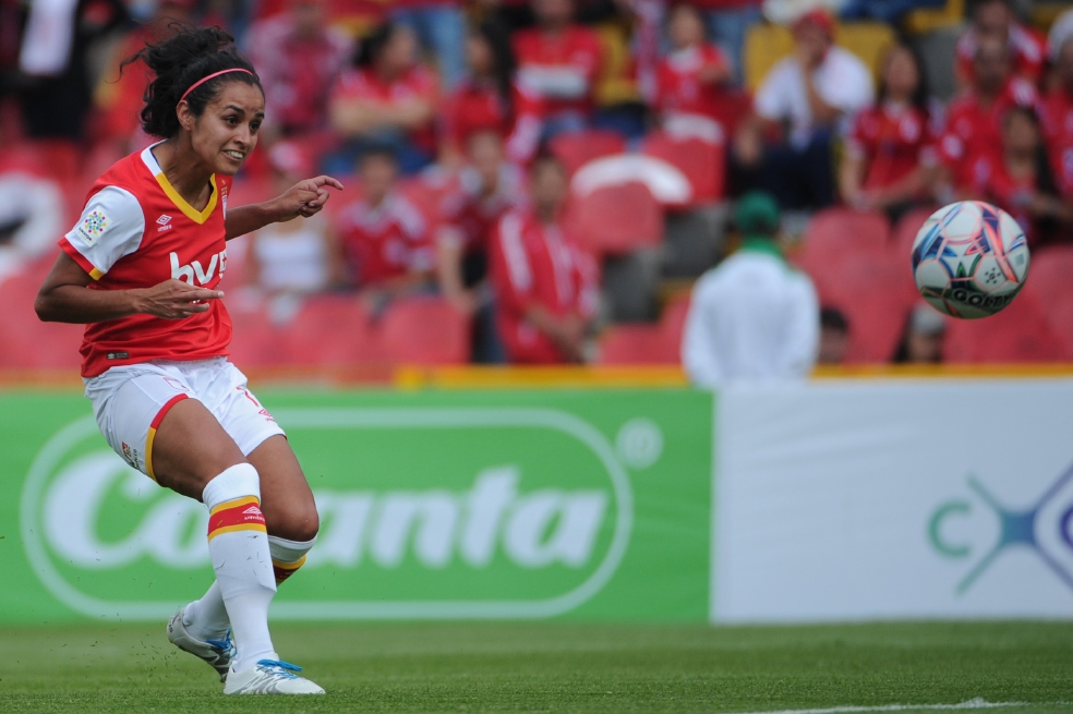Liana Salazar ha jugado en Finlandia y en Estados Unidos. Ahora es una de las figuras del primer equipo femenino de Santa Fe. / Mauricio Alvarado - El Espectador.