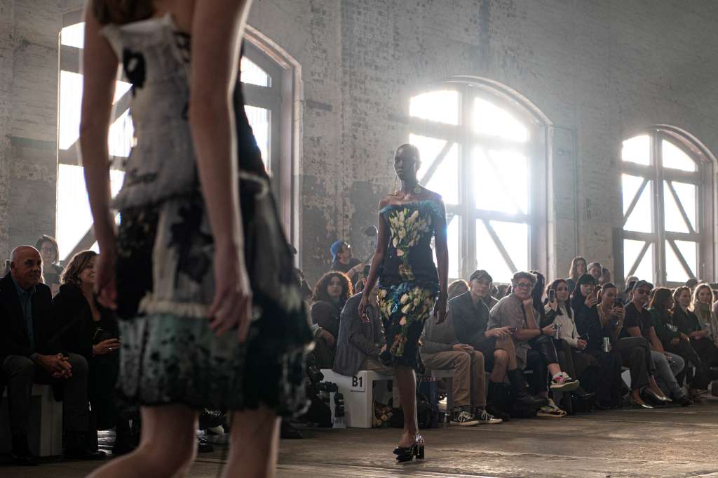 Sydney (Australia), 19/05/2023.- A model presents a creation by Next Gen during the Australian Fashion Week 2023 at Carriageworks in Sydney, New South Wales, Australia, 19 May 2023. (Moda) EFE/EPA/FLAVIO BRANCALEONE AUSTRALIA AND NEW ZEALAND OUT