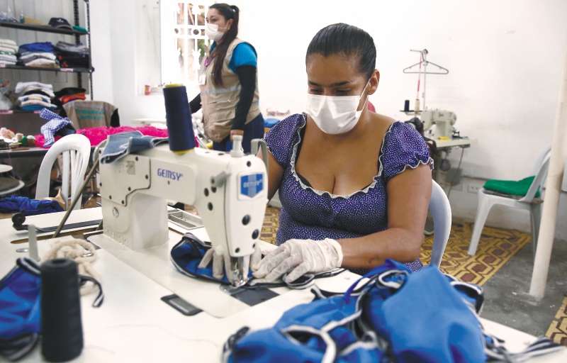 El 36 % de los micronegocios es de mujeres. Ellas fueron las que más aportaron a la pérdida de estas empresas. / EFE /Luis Eduardo Noriega