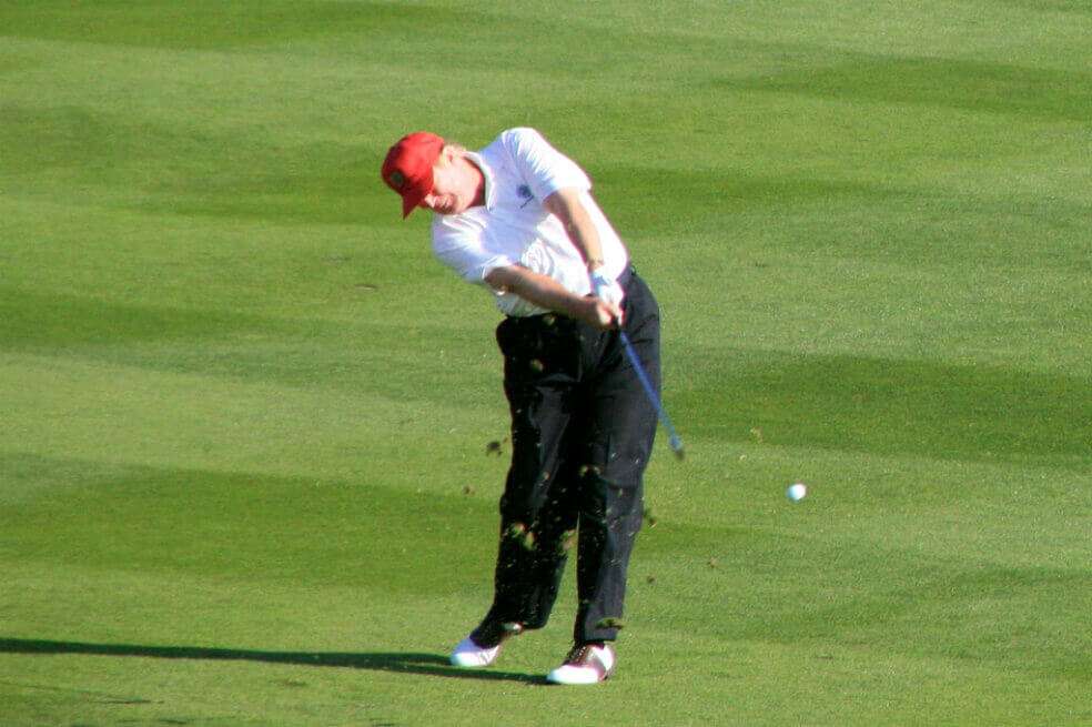 El presidente estadounidense Donald Trump es un gran aficionado al golf y ha viajado varias veces a sus clubes para practicar el deporte durante su presidencia. / Flickr