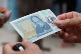 Inglaterra presenta su primer billete fabricado con plástico
