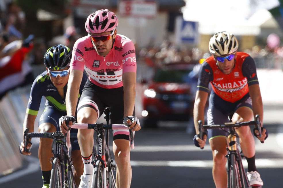 El italiano Vicenzo Nibali (d), junto al holandés Tom Dumoulin, este jueves, durante la etapa 18 del Giro de Italia. / AFP