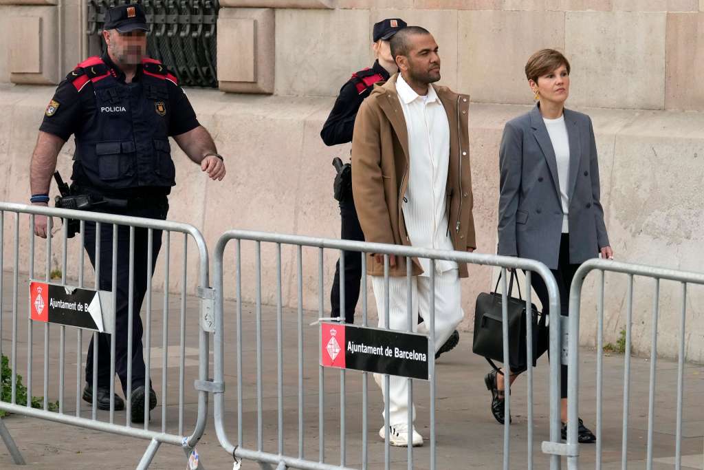 GRAFCAT2023. BARCELONA, 28/03/2024.- El futbolista Dani Alves, en libertad provisional desde el pasado lunes, junto a su abogada Inés Guardiola, a su salida de la Audiencia de Barcelona donde se ha presentado ante la secretaría de la sección 21 de la Audiencia de Barcelona, en la primera de las comparecencias semanales que le impuso el tribunal al fijar una fianza de un millón de euros para permitirle salir de la prisión. EFE/Enric Fontcuberta