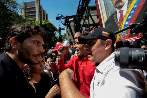 Periodistas protestan contra salida del aire de CNN en español en Venezuela