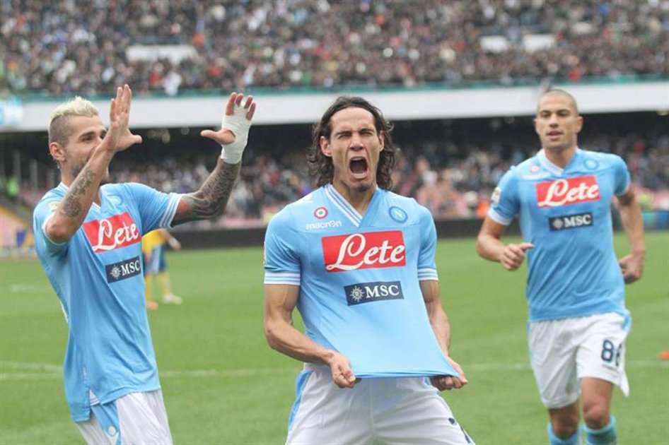 Edinson Cavani anotó doblete al Pescará y está a dos tantos del líder de goleadores El Shaarawy. / EFE