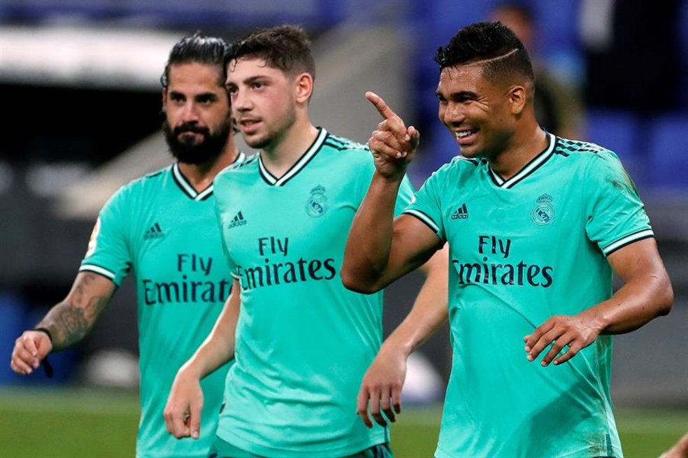 Casemiro, volante brasilero, celebra con sus compañeros el gol de la victoria del Real Madrid sobre el Espanyol.