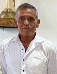 Fernando estaba próximo a cumplir 70 años. Estaba en su casa en Manizales cuando el susto por el temblor lo hizo evacuar. Cuando estaba afuera, el alero de una casa aledaña se desprendió y le cayó encima.