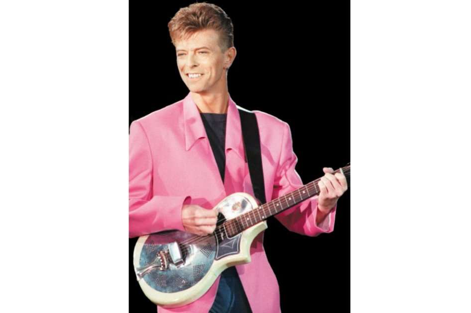 David Bowie, quien sonaba con fuerza a finales de la década del 70 y comienzos del 80, se identificó por sus excéntricos atuendos en escena. / AFP