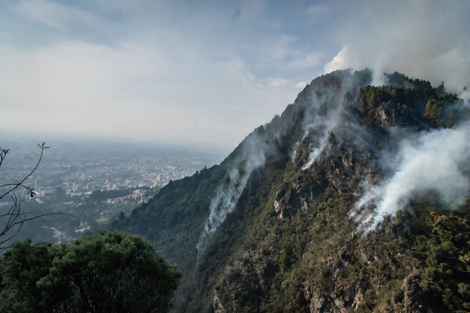 Séptimo día de incendio en los cerros orientales de Bogotá