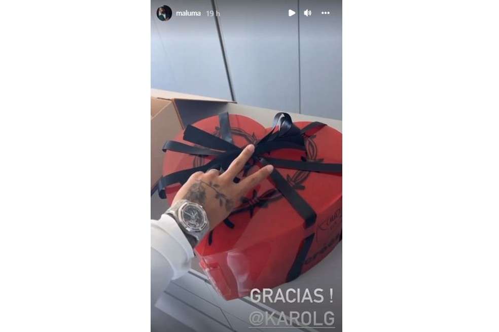 El artista de género urbano no dudó en presumir en sus redes sociales el detalle que Karol G tuvo con él.
