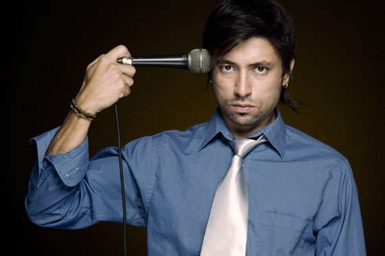 Cromos lo invita a un stan up comedy sobre colombianos