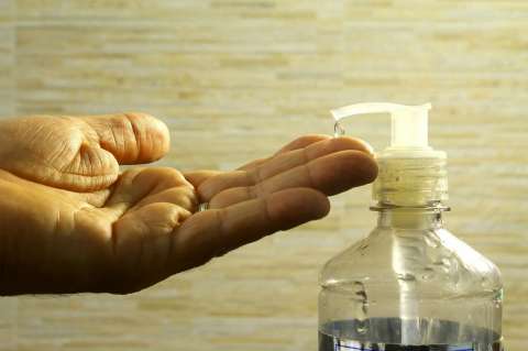 Estos antibacteriales vendidos en Colombia contienen componentes prohibidos en EE.UU.