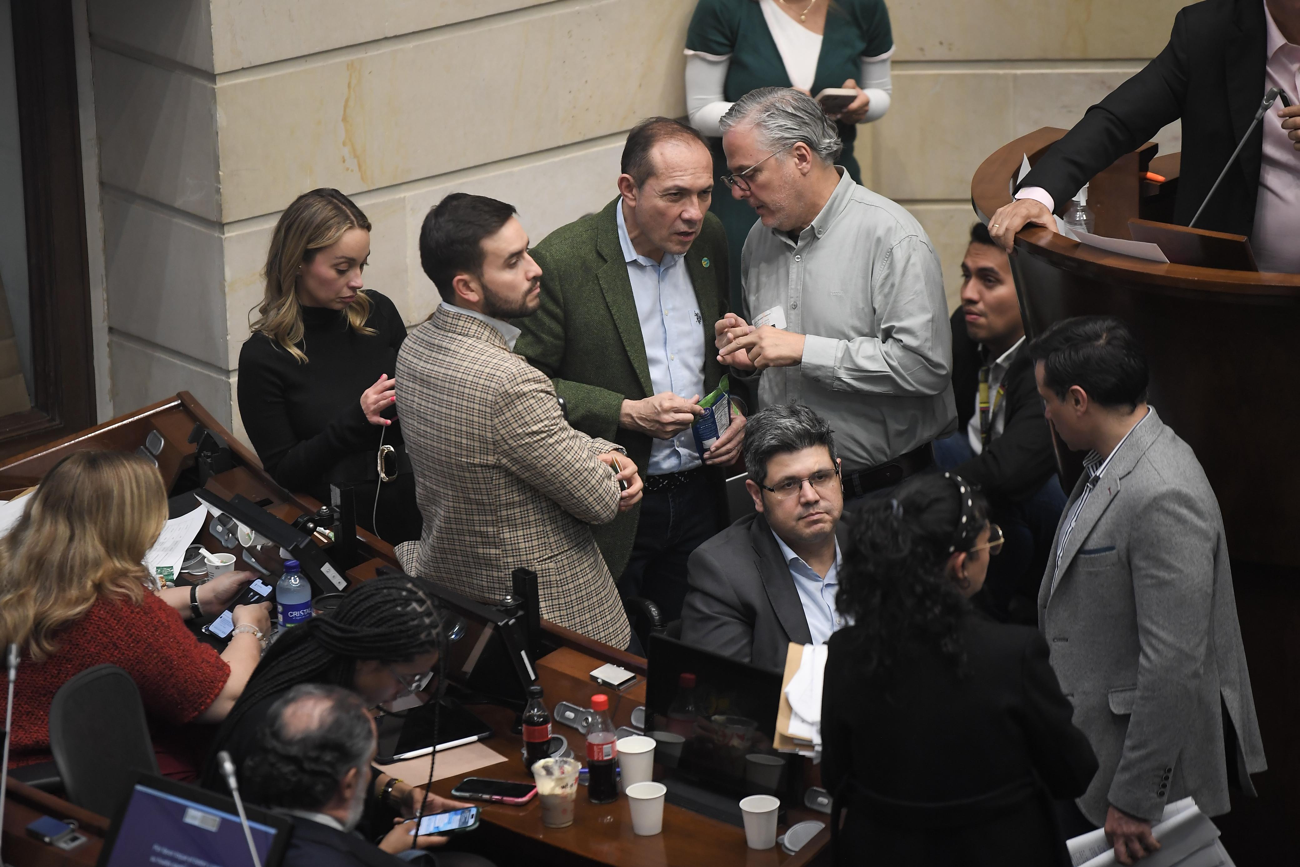 El ministro de Trabajo, Antonio Sanguino, ha acompañado el debate de la reforma laboral en la plenaria del Senado.