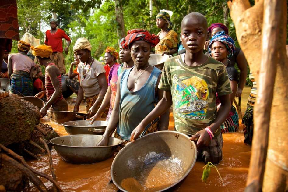  A pesar de su riqueza en recursos naturales, el 70% de la población vive en la pobreza. / The EITI
