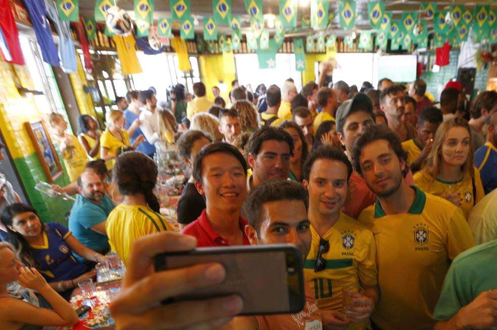Los brasileños celebran el Mundial y también sus fiestas tradicionales. / EFE