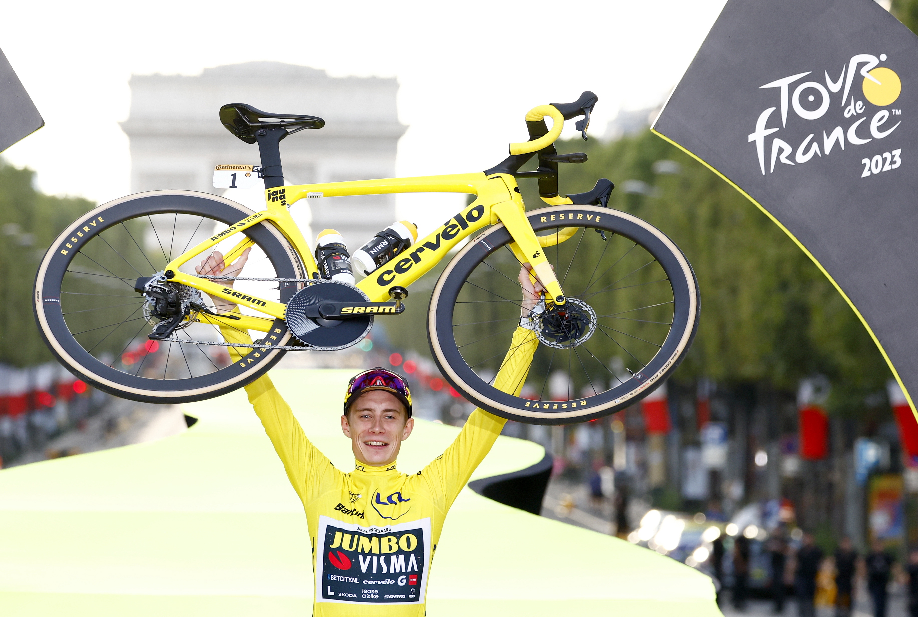 Paris (France), 23/07/2023.- Yellow Jersey and Tour de France overeall winner Danish rider Jonas Vingegaard of team Jumbo-Visma celebrates on the podium after the 21st and final stage of the Tour de France 2023 over 115kms from Saint-Quentin-en-Yvelines to Paris Champs-Elysee, France, 23 July 2023. (Ciclismo, Francia) EFE/EPA/ETIENNE GARNIER / POOL