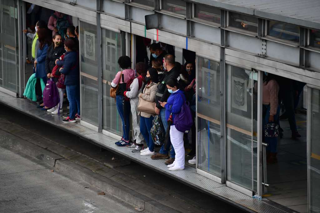 Aglomeraciones en portales, estaciones y buses del sistema de Transmilenio durante la cuarentena por Covid-19.