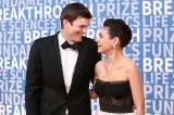 Mila Kunis y Ashton Kutcher debutan como pareja en la alfombra roja