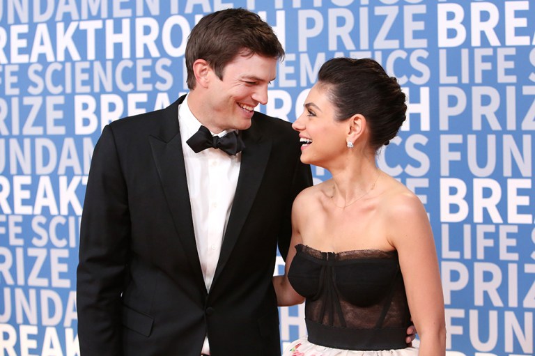 Mila Kunis y Ashton Kutcher debutan como pareja en la alfombra roja