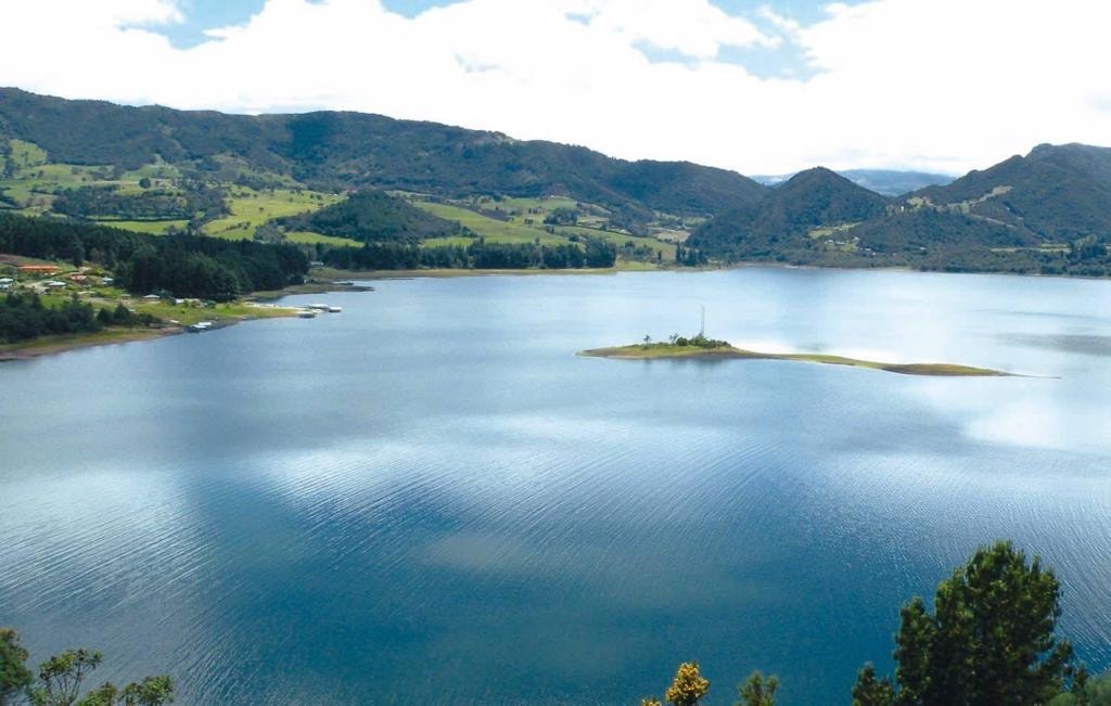 Embalse del Neusa: está entre los municipios de Tausa y Cogua, cerca de Zipaquirá, a 65 kilómetros de Bogotá, por la vía Chía.