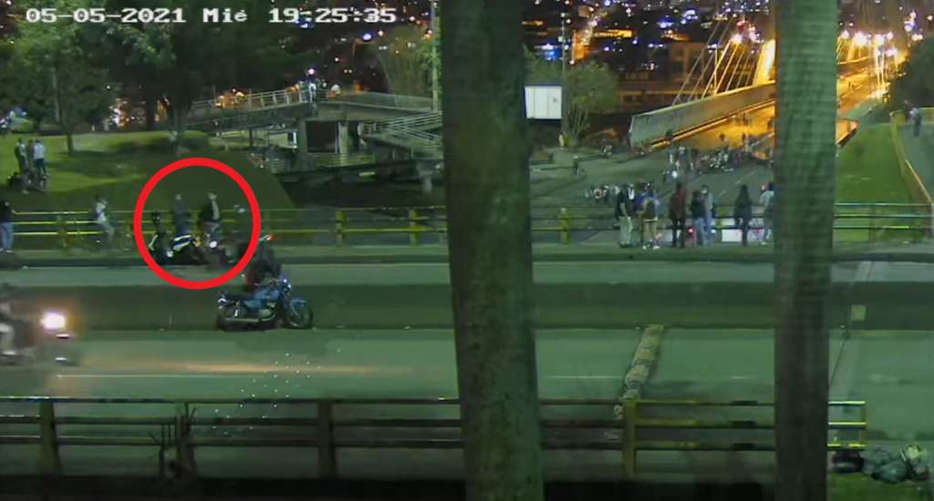 Imagen de una cámara de seguridad que evidencia que José Carlos Londoño rondó en una motocicleta cerca de los manifestantes minutos antes del asesinato de Lucas Villa. / Archivo particular