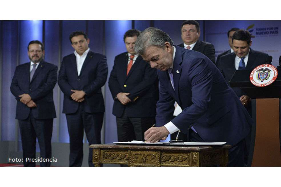 El presidente Juan Manuel Santos firmó ayer la ley con los cambios que aprobó el Congreso hace unas semanas. / Cortesía Presidencia