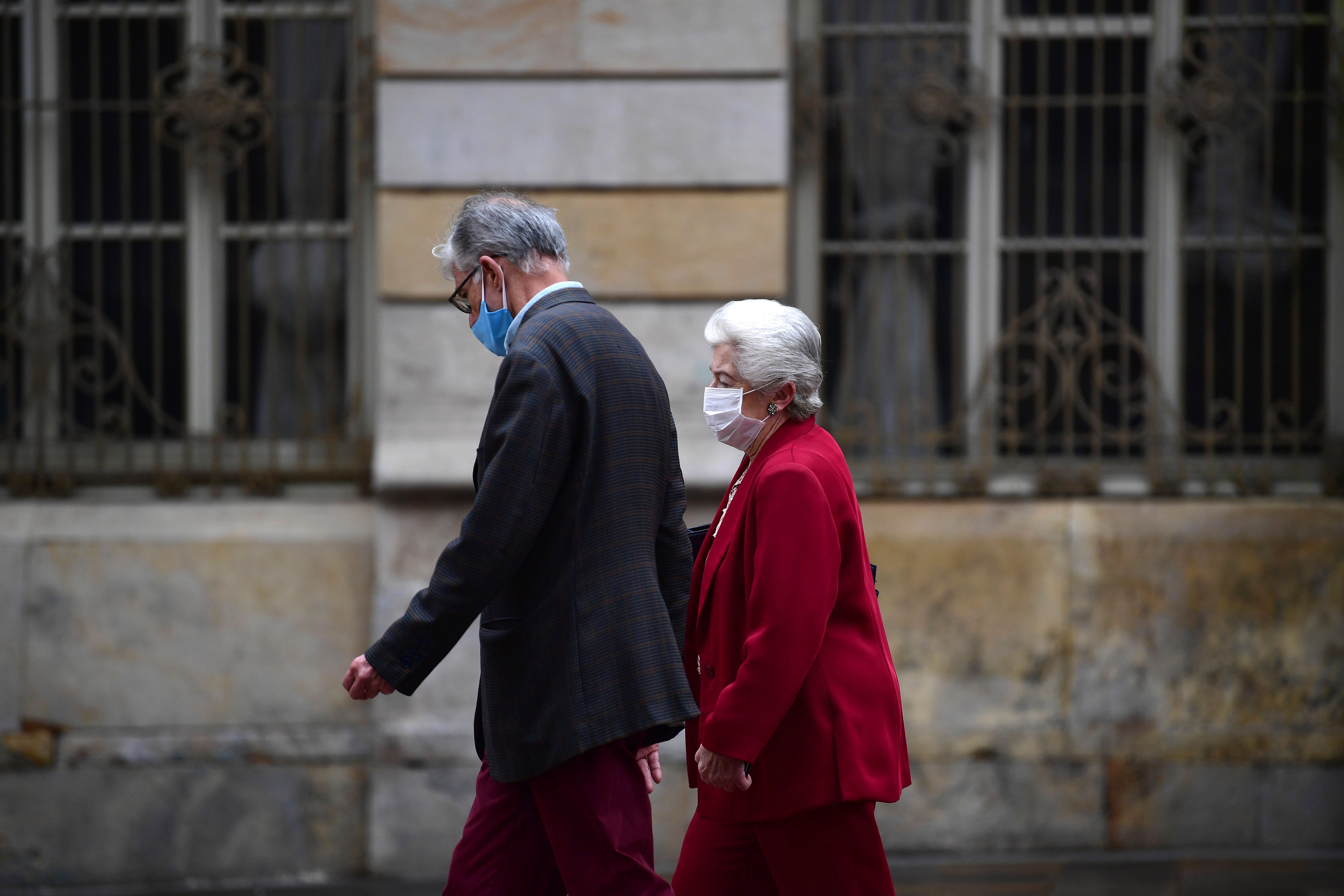 Personas de la tercera edad en la calle durante el aislamiento obligatorio en Bogotá, a causa del Covid-19.
