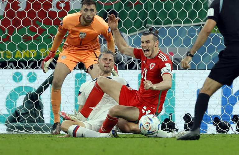 Doha (Qatar), 21/11/2022.- Walker Zimmerman of the USA fouls Gareth Bale of Wales (R) in the penalty box during the FIFA World Cup 2022 group B soccer match between the USA and Wales at Ahmad bin Ali Stadium in Doha, Qatar, 21 November 2022. (Mundial de Fútbol, Estados Unidos, Catar) EFE/EPA/Ronald Wittek