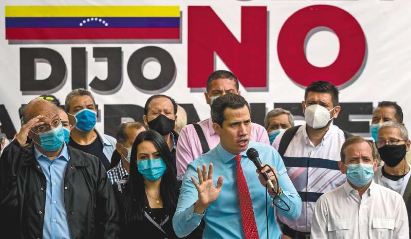 *ACOMPAÑA CRÓNICA: VENEZUELA NOCHEVIEJA* AME7234. CARACAS (VENEZUELA), 31/12/2020. Fotografía del 7 de diciembre del 2020 donde se observa al presidente de la Asamblea Nacional Juan Guaidó (c) mientras habla junto a algunos diputados en una asamblea ciudadana, en Caracas (Venezuela). Termina 2020 y atrás quedan nueve largos meses inimaginables en los peores augurios que cualquiera pudiera tener en mente hace tan solo un año, cuando en Venezuela se brindaba por el final de un 2019 lleno de sobresaltos y un nuevo ciclo que permitiera tachar palabras de la larga lista de problemas cotidianos que se viven en el país. EFE / Miguel Gutiérrez