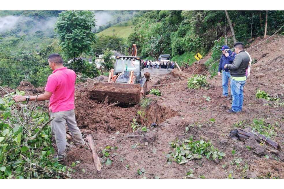 A esta hora, se adelantan tareas de remoción de escombros del derrumbe que bloqueó la vía Panamericana. / Tomada de @InviasOficial