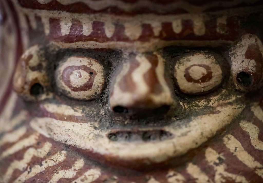 AME8011. SAM JOSÉ (COSTA RICA), 12/03/2024.- Fotografía de una pieza de arte precolombina parte del lote que presentaron las autoridades de Costa Rica y que fueron repatriadas desde Estados Unidos con el apoyo del Gobierno de ese país este martes, en San José (Costa Rica). Se trata de 395 piezas de piedra, cerámica y jade que, si bien salieron de forma ilegal de Costa Rica, fueron devueltas por ciudadanos estadounidenses que las tenían en su poder y que desconocían que representaban un valor histórico y cultural para Costa Rica, o simplemente consideraron que debían devolverlas. EFE/Jeffrey Arguedas