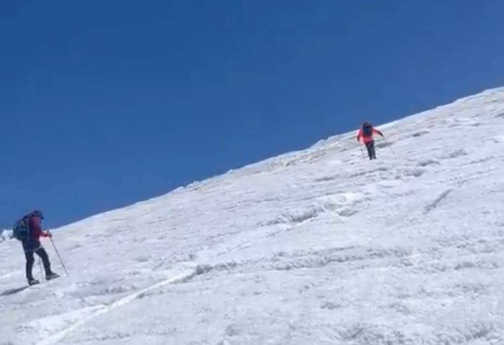 El video, compartido en redes sociales, muestra a los turistas ignorando las restricciones que prohíben el ingreso al glaciar para evitar daños ambientales. El parque cuenta con senderos específicos para visitantes.