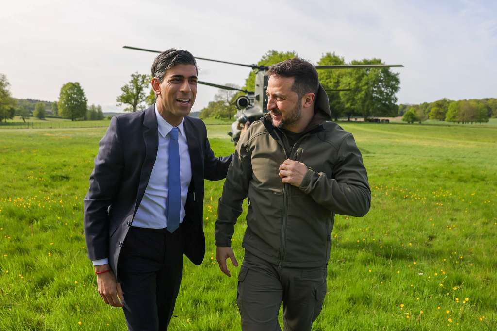 Chequers (United Kingdom), 15/05/2023.- A handout photo made available by the British Prime Minister's Office No.10 Downing Street shows Britain's Prime Minister Rishi Sunak (L) welcoming Ukraine's President Volodymyr Zelensky at Chequers, the country house of the Prime Minister in Buckinghamshire, Britain, 15 May 2023. Zelensky is in Britain to discuss 'urgent support for Ukraine'. (Ucrania, Reino Unido) EFE/EPA/SIMON DAWSON/NO 10 DOWNING STREET HANDOUT -- MANDATORY CREDIT: CROWN COPYRIGHT -- HANDOUT EDITORIAL USE ONLY/NO SALES