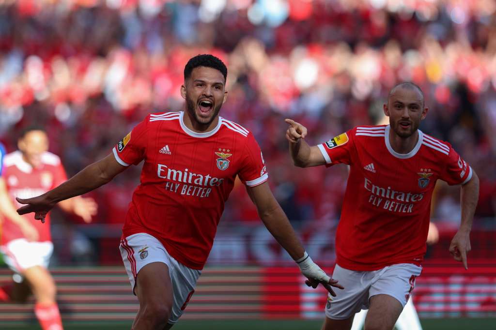 Lisbon (Portugal), 07/04/2023.- SL Benfica player Goncalo Ramos (L) celebrates after scoring the 1-0 lead, during the Portuguese First League soccer match, between SL Benfica and FC Porto, at Luz stadium in Lisbon, Portugal, 07 April 2023. (Lisboa) EFE/EPA/ANTONIO COTRIM