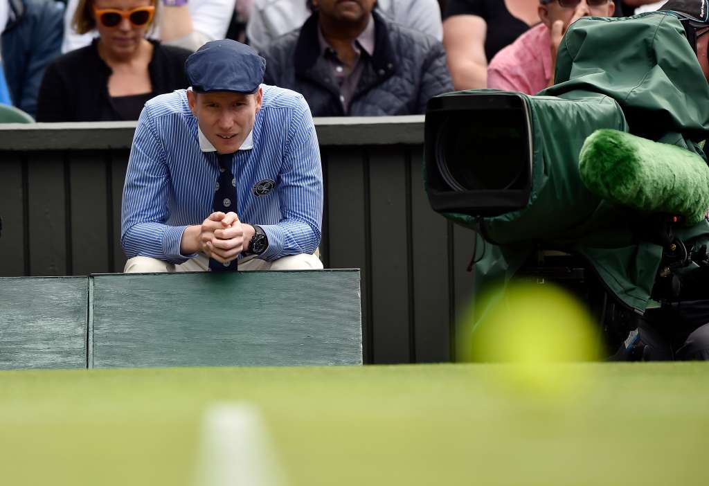 Wimbledon (United Kingdom).- (FILE) - A line judge follows the action on Centre Court during the Wimbledon Championships at the All England Lawn Tennis Club, in London, Britain, 30 June 2016 (re-issued 09 October 2024). The All England Club announced on 09 October 2024 that it will introduce Live Electronic Line Calling (Live ELC) at the tournament from 2025. The technology will be in place for the championship and qualifying. (Tenis, Reino Unido, Londres) EFE/EPA/HANNAH MCKAY EDITORIAL USE ONLY/NO COMMERCIAL SALES *** Local Caption *** 52861388