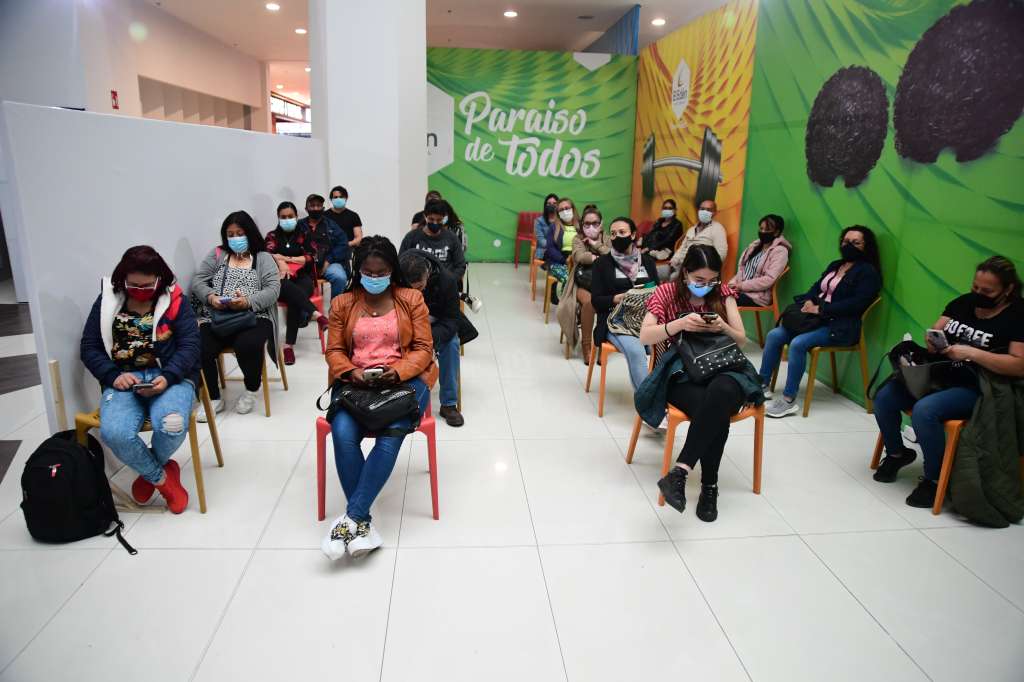 Filas y jornadas de vacunación contra el Covid -19 en diversos puntos de la capital