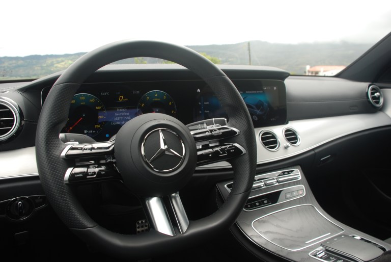 El interior es un lujo completo. el nuevo volante de tres radios dobles, mucho más grueso y deportivo, con mandos que la marca denomina “sensores capacitivos”. La idea es que toda la parte informativa del tablero, la zona de infoentretenimiento y cuanta acción implica la tecnología del vehículo sea similar a la que se hace desde un celular.