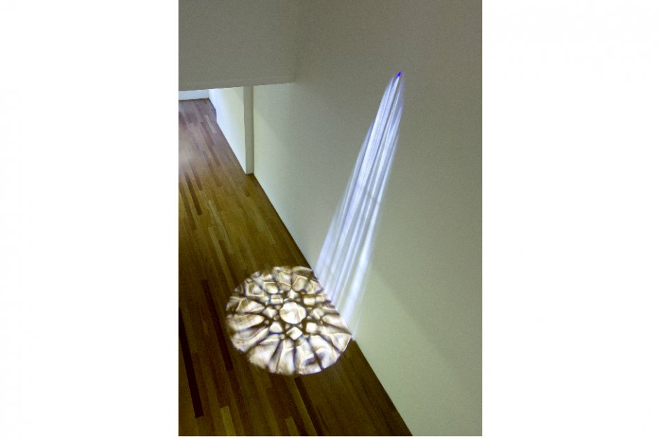 "Un día es toda la vida" (2016) Esteban Peña Parga Instalación de luz, cabeza robótica y gobos. Ciclo de duración variable. / © Caroline Peña Bray