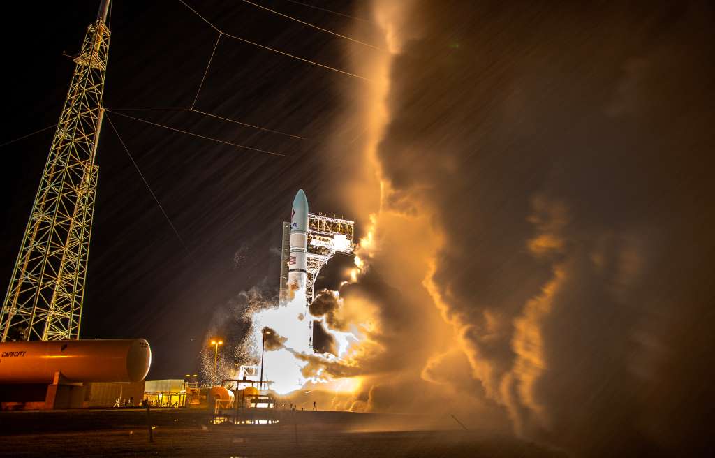 Merritt Island (United States), 08/01/2024.- The United Launch Alliance Vulcan Centaur rocket, part of the Astrobotic's Peregrine Mission One, lifts off from Space Launch Complex 41 at Kennedy Space Center in Merritt Island, Florida, USA, 08 January 2024. According to NASA, the Astrobotic's Peregrine Mission One carries NASA and commercial payloads to the Moon to study the lunar exosphere, thermal properties, and hydrogen abundance of the lunar regolith, magnetic fields, and the radiation environment of the lunar surface, as part of NASA's Artemis lunar exploration efforts. EFE/EPA/CRISTOBAL HERRERA-ULASHKEVICH