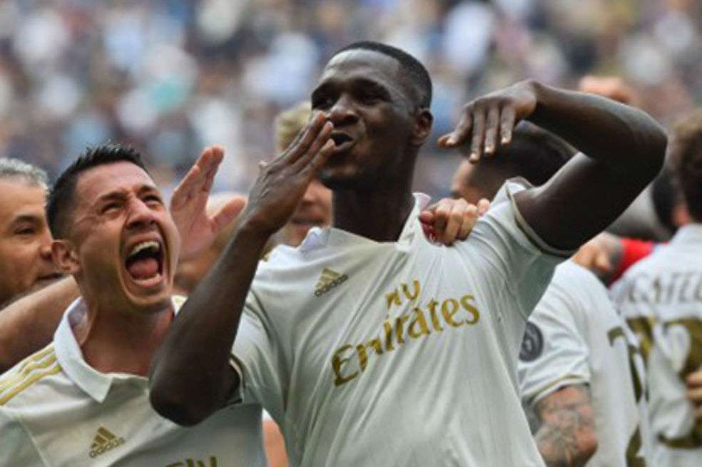 El colombiano Cristian Zapata, anotó en la última jugada del encuentro, para el empate 2-2 del Milan ante el Inter. / AFP
