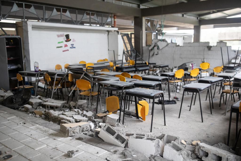 El terremoto dejó cerca de medio millón de estudiantes en riesgo de suspender sus clases.