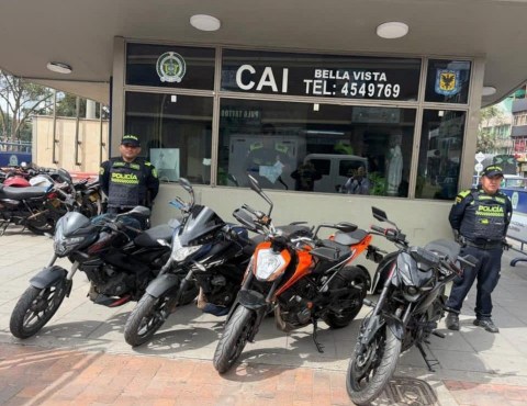 Presunto desguazadero oculto en barbería: recuperan cuatro motos robadas en Kennedy