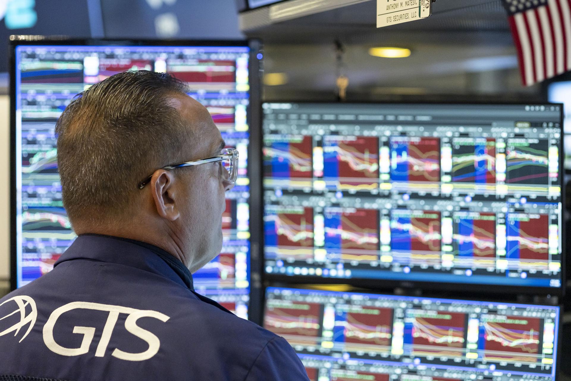 NEW YORK (United States), 11/07/2025.- A trader works at the Opening Bell on the floor of the New York Stock Exchange in New York, New York, USA, 11 July 2025. Investors are continuing to react to the Trump administration’s evolving tariff deals with global trading partners. (Nueva York) EFE/EPA/JUSTIN LANE