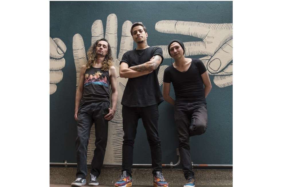 La banda colombiana 25Nombres está conformada por Charlie Maldonado (guitarra y voz), Alejandro Pacheco (baterista, El Parche) y Feli Silva (guitarra y voz).