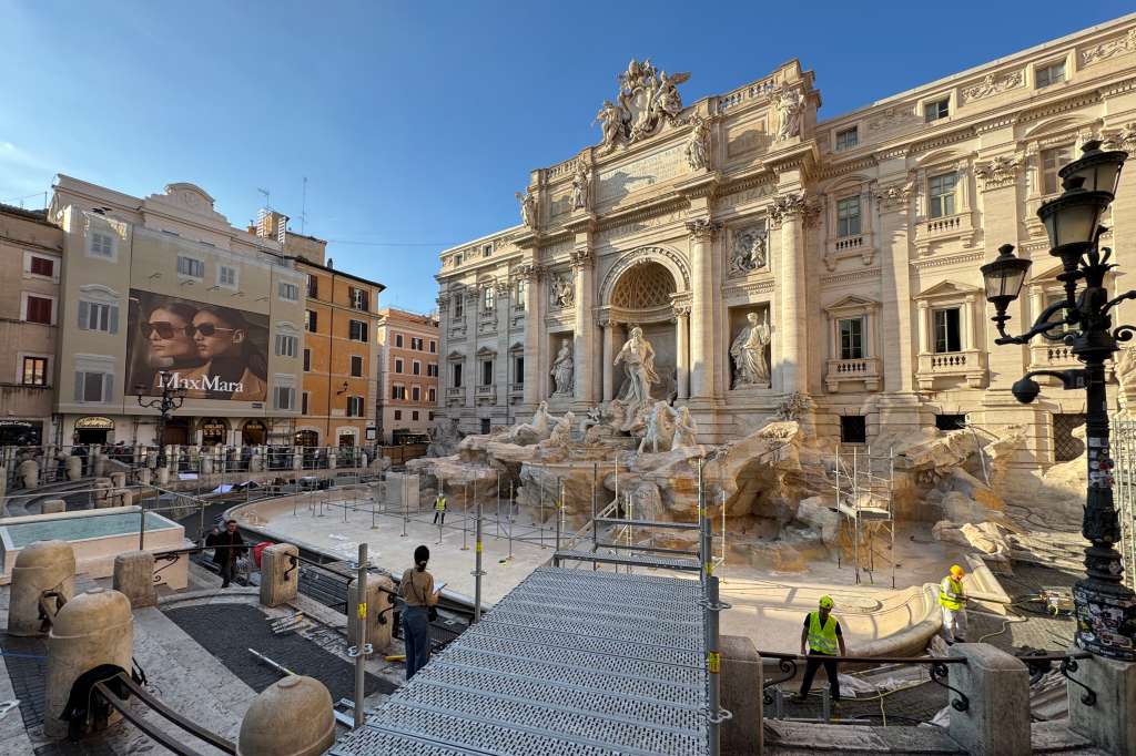 ROMA, 08/11/2024.-Vista de los últimos preparativos antes de la apertura de la pasarela en la Fontana di Trevi este viernes, que muy pronto permitirá al público una vista única de este monumento histórico de la ciudad de Roma.- EFE/Daniel Cáceres