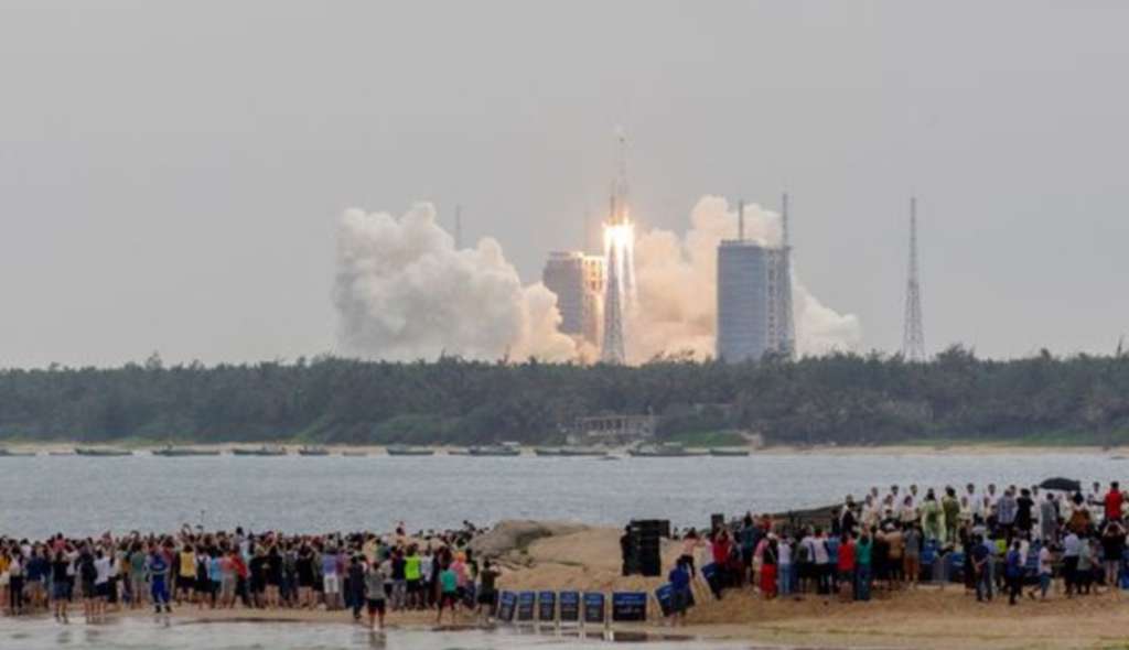Lanzamiento del primer módulo de la estación espacial china.