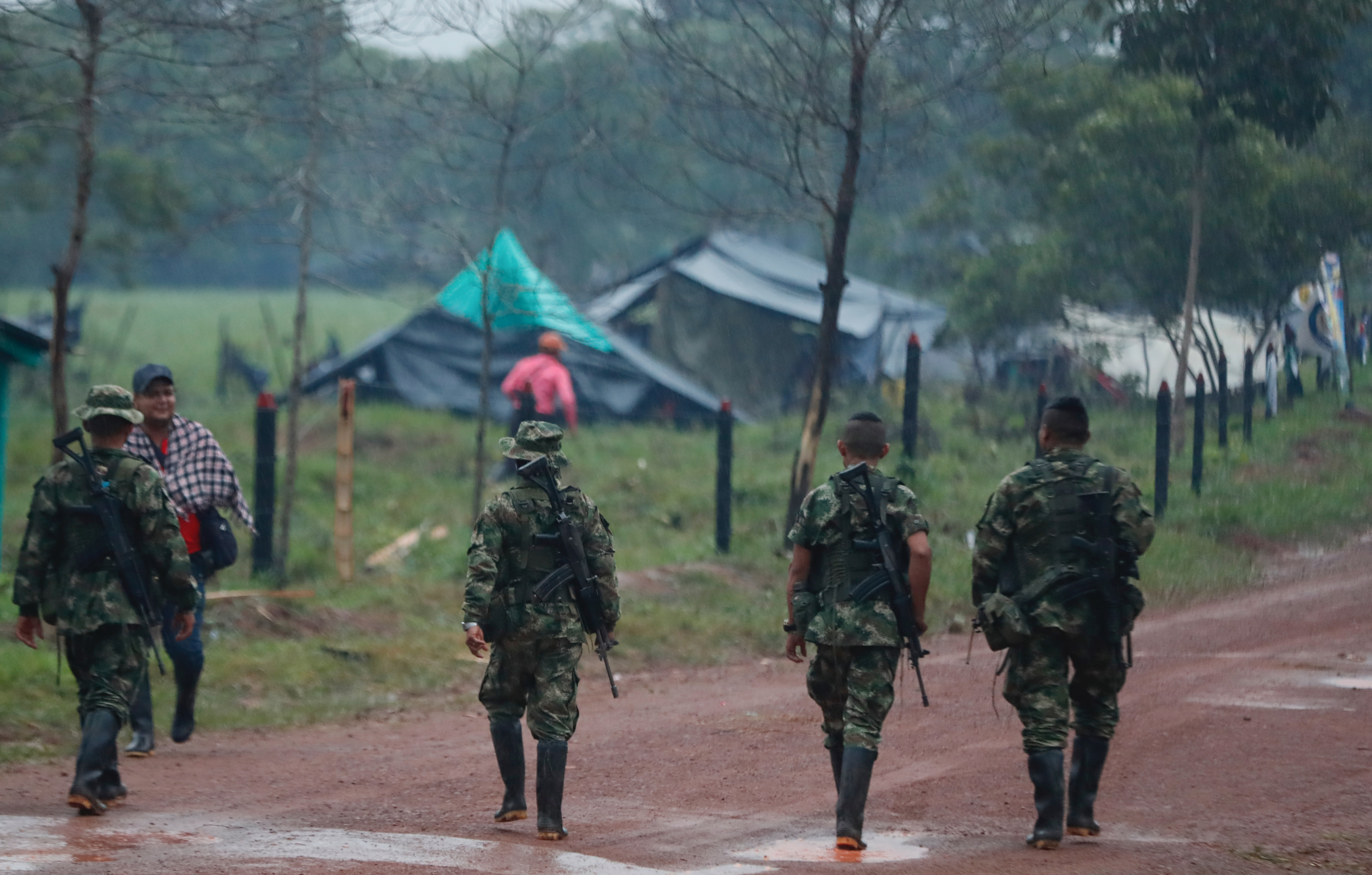 ACOMPAÑA CRÓNICA AME2036. CASA ROJA (COLOMBIA), 17/04/2023.- Guerrilleros de la disidencia de las FARC vigilan, el 15 de abril 2023, en Casa Roja (Colombia). Se esperaban 10.000 personas, y aunque la cifra quedó más cercana a las 6.000, los comandantes del Estado Mayor Central (EMC), principal disidencia de las desparecidas FARC, estaban satisfechos: en la cara se les notaba el éxito de un baño de masas que sirvió de escenario para abrir la puerta a la paz. EFE/Ernesto Guzmán