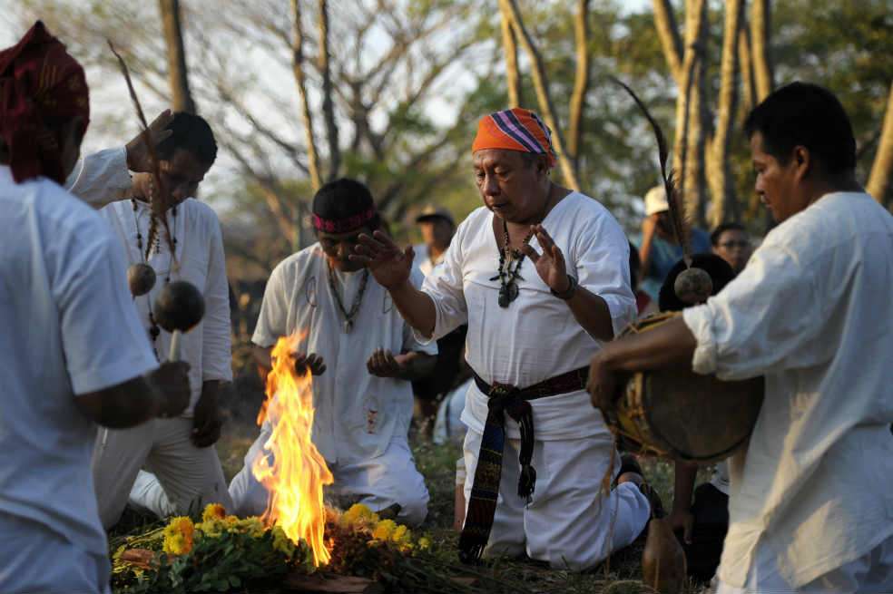 Chamanes mayas realizan una ceremonia previa a la celebración del final del ciclo maya conocido como Baktún 13 en El Salvador. / AFP
