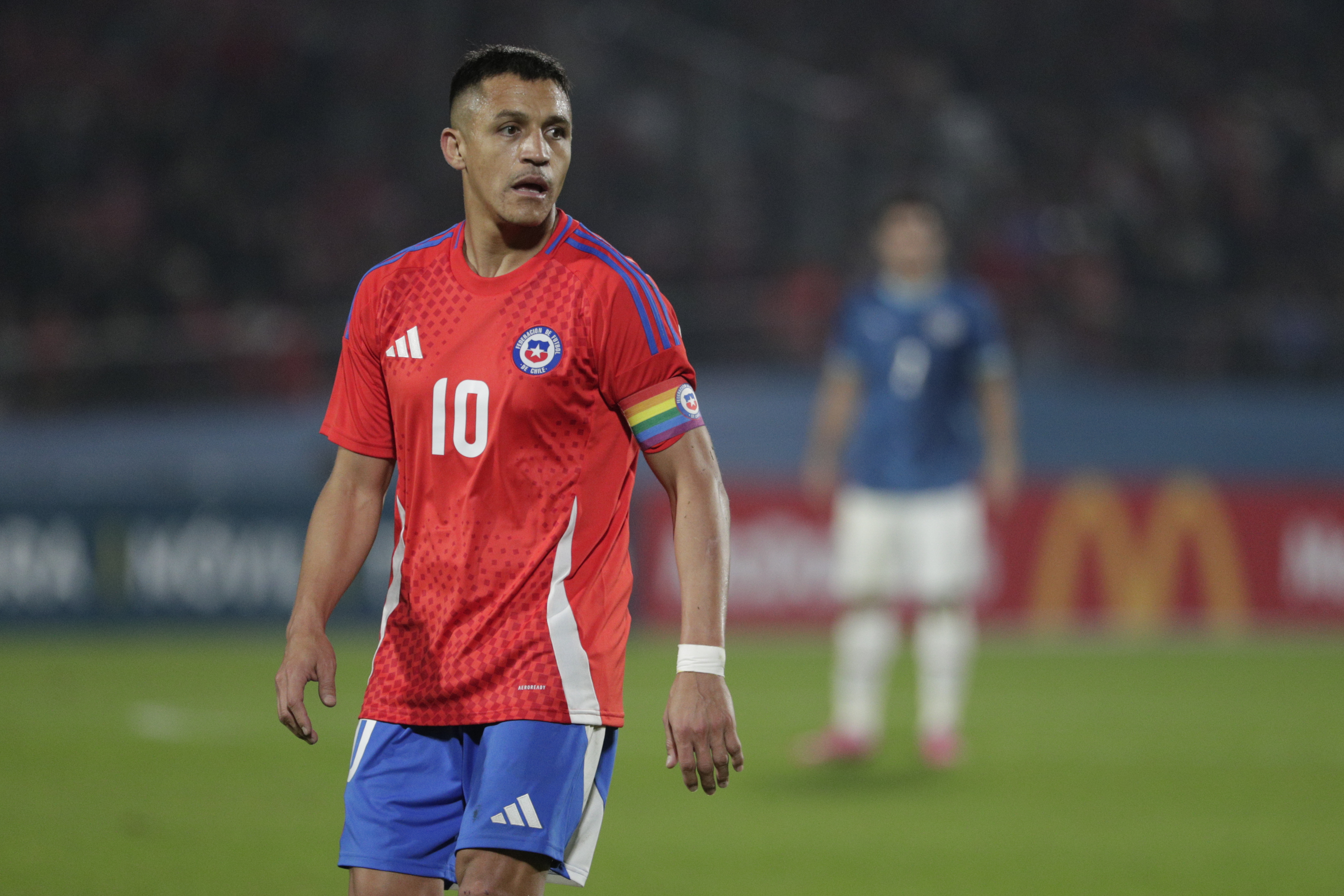 AMDEP3185. SANTIAGO (CHILE), 11/06/2024.- Alexis Sánchez de Chile reacciona este martes, en un partido amistoso internacional entre las selecciones de Chile y Paraguay, en el estadio Nacional en Santiago (Chile). EFE/ Elvis González