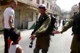 Soldados israelíes detienen a niño palestino de 5 años